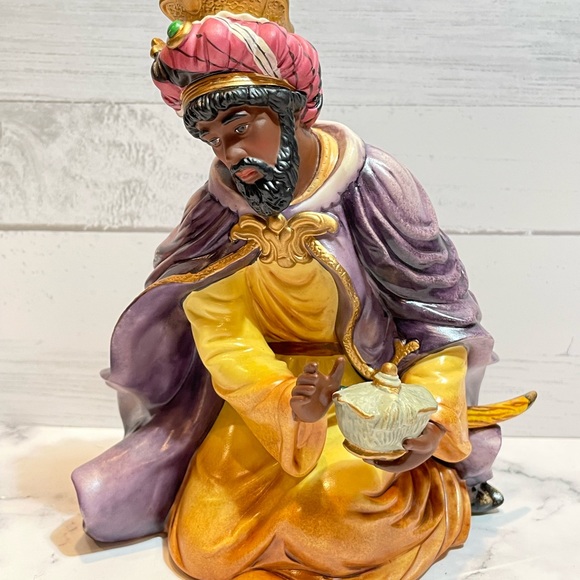 Grandeur Noel 2003 Hand-Painted Porcelain Nativity Set - Picture 7 of 12